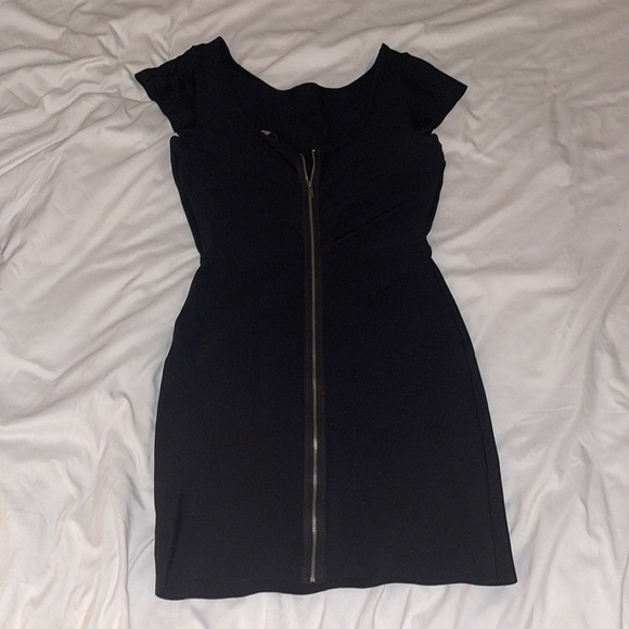 BCBGMAXAZRIA short sleeved bandage dress in black, style name (Jacquetta) - Picture 3 of 4